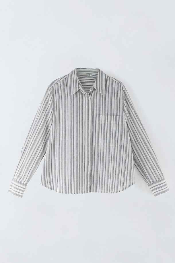 **스트라이프 히든 셔츠 O5HF014**

부드러운 면 소재의 여성용 셔츠입니다. 그레이와 화이트 두 가지 색상으로 출시되었으며, 봄, 가을에 착용하기 좋습니다. 캐주얼, 미니멀, 클래식 스타일을 연출하기에 적합하며, 루즈핏 크롭 기장으로 활동성을 높였습니다. 히든 버튼 디테일과 차이나칼라, 긴 소매 디자인이 특징입니다. 출근룩, 데이트룩 등 다양한 TPO에 활용할 수 있습니다.
