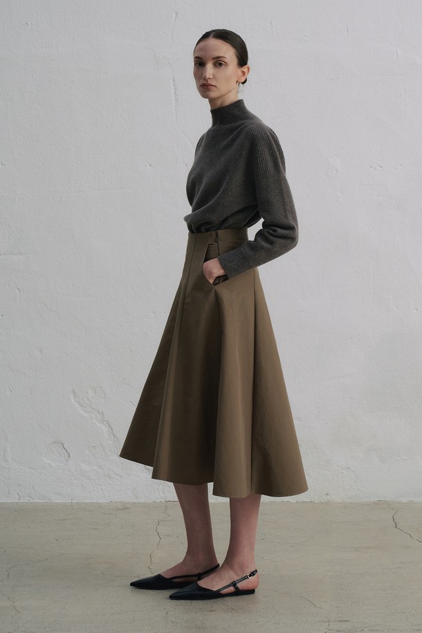 코튼 블랜디드 플레어 스커트 O5HW006는 여성스러운 실루엣을 연출하는 플레어 스커트입니다. 부드러운 코튼 블렌드 소재로 제작되어 편안한 착용감을 선사하며, 데일리룩과 격식 있는 자리 모두 잘 어울립니다. 카키 컬러의 무지 디자인으로, 우아하고 로맨틱한 스타일을 완성합니다. 데이트룩, 모임룩, 소개팅룩 등 다양한 TPO에 활용 가능하며, 클래식, 로맨틱, 미니멀 스타일을 즐겨 입는 분들께 추천합니다. 넓게 퍼지는 플레어 라인이 여성스러운 매력을 더욱 돋보이게 합니다.
