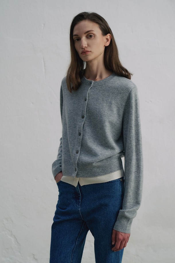 **레이어드 울 가디건 N5HW06**은 여성 의류 상의로, 가을과 겨울에 따뜻하게 착용할 수 있는 니트/스웨터입니다. 부드러운 울 소재에 이중 레이어드 디자인으로 제작되어 다양한 스타일을 연출할 수 있으며, 레귤러핏과 라운드넥으로 편안한 착용감을 선사합니다. 밀란지그레이, 옐로우그린 두 가지 색상으로 만나볼 수 있으며, 베이직, 클래식, 미니멀, 캐주얼 스타일을 즐기는 분들께 적합합니다. 비침이 없고 신축성이 좋아 활동성을 높였으며, 단독으로 또는 레이어드하여 활용 가능합니다.
