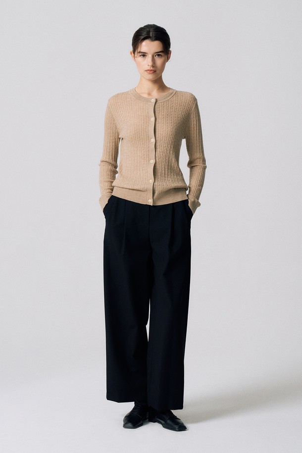 베이직하고 미니멀한 스타일의 여성용 케이블 버튼 가디건 S5HW004입니다. 봄, 가을에 어울리는 얇은 두께의 니트 소재로 제작되어 부드러운 촉감을 선사합니다. 라운드넥 디자인에 긴 소매 기장, 레귤러핏으로 편안하게 착용 가능하며, 케이블 패턴과 버튼 디테일이 포인트입니다. 데이트룩, 봄 소풍룩 등 다양한 TPO에 활용하여 미니멀, 클래식, 캐주얼 무드를 연출해보세요.
