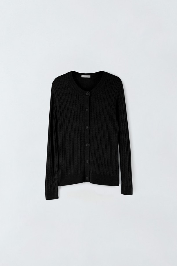 블랙 컬러의 케이블 버튼 가디건 S5HW004입니다. 봄, 가을에 어울리는 얇은 두께감의 니트 소재로 제작되어 부드러운 촉감을 선사합니다. 라운드넥 디자인에 레귤러 핏으로, 베이직하고 미니멀한 스타일을 연출합니다. 긴 소매와 버튼 디테일이 돋보이며, 출근룩이나 모임룩 등 다양한 TPO에 클래식, 미니멀, 캐주얼 스타일로 활용하기 좋습니다.
