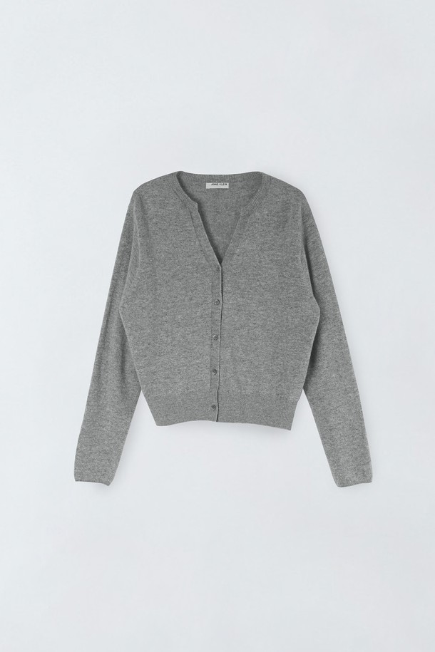 울캐시 라운드 가디건O5HW14는 부드러운 울과 캐시미어 혼방 소재로 제작되어 가을, 겨울 시즌에 따뜻하게 착용할 수 있는 여성용 가디건입니다. 베이직하고 미니멀한 스타일로, 다양한 룩에 활용하기 좋으며, 라운드 넥과 긴 소매, 레귤러 핏으로 편안한 착용감을 선사합니다. 얇은 두께감으로 간절기에도 부담 없이 걸칠 수 있으며, 버튼 여밈으로 간편하게 스타일링할 수 있습니다. 출근룩, 모임룩 등 TPO에 구애받지 않고 클래식, 미니멀, 캐주얼 스타일을 모두 소화 가능합니다. 무지 디자인과 그레이 컬러로 어떤 옷에도 매치하기 용이합니다.
