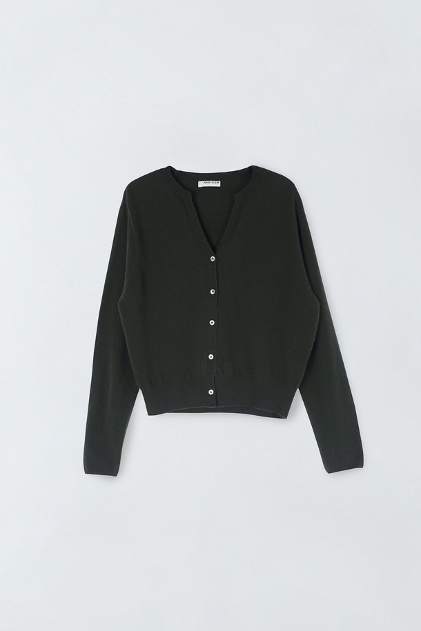 울캐시 라운드 가디건O5HW14는 여성용 상의로, 가을과 겨울에 착용하기 좋은 부드러운 촉감의 울과 캐시미어 혼방 소재 가디건입니다. 미니멀하고 베이직한 스타일로, 출근룩에 적합하며, 무지 패턴의 블랙 컬러로 심플함을 더했습니다. 크롭 기장의 기본 라운드넥 디자인에 버튼 여밈 방식이며, 긴 소매와 레귤러핏으로 제작되었습니다. 얇은 두께감으로 간절기에도 부담 없이 착용할 수 있습니다.
