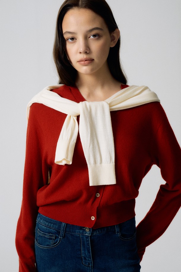 울캐시 라운드 가디건O5HW14는 부드러운 촉감의 울과 캐시미어 혼방 소재로 제작되어 가을과 겨울에 따뜻하게 착용하기 좋습니다. 라운드넥 디자인에 레귤러핏으로 제작되었으며, 베이직하고 캐주얼한 스타일을 연출합니다. 레드와 화이트 두 가지 색상으로 출시되었으며, 스카프 디테일이 포인트로 더해져 세련된 느낌을 선사합니다. 데이트룩, 모임룩 등 다양한 TPO에 활용할 수 있으며, 캐주얼, 클래식, 미니멀 스타일을 즐겨 입는 여성분들께 추천합니다. 긴 소매 기장의 두꺼운 두께감으로 포근함을 더했습니다.
