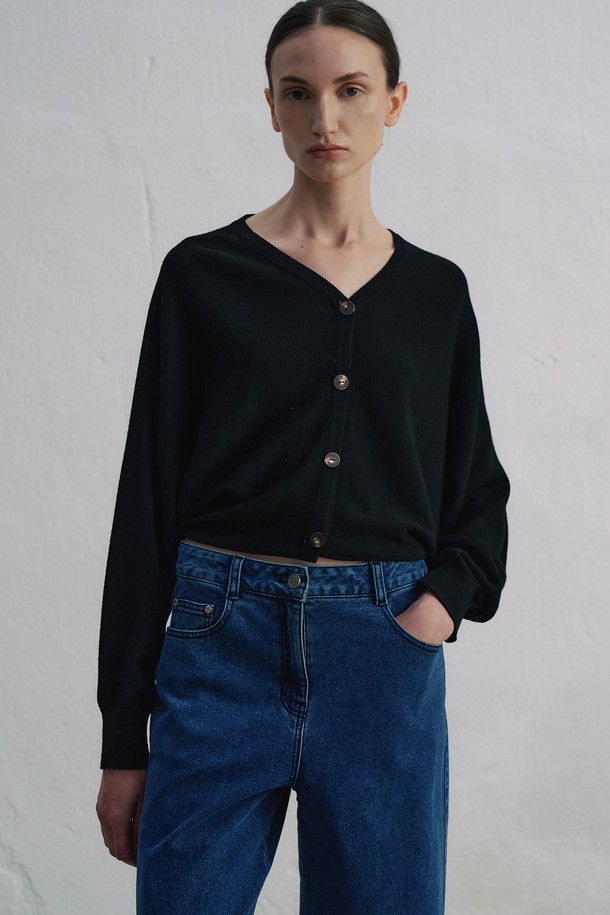 **라운드 울 가디건 N5HW25**은 여성용으로, 가을과 겨울에 착용하기 좋은 두꺼운 울 소재의 라운드넥 가디건입니다. 블랙 컬러에 베이직하고 미니멀한 스타일을 갖춰, 다양한 룩에 활용하기 좋습니다. 레귤러핏으로 편안하게 착용 가능하며, 긴 소매와 버튼 여밈 방식으로 디자인되었습니다. 부드러운 촉감의 무지 패턴으로, 니트/스웨터 카테고리에서 클래식하고 미니멀한 스타일을 연출할 수 있습니다.
