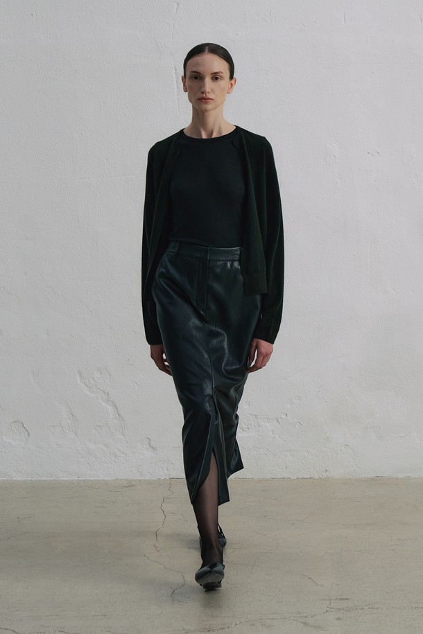 세련된 무드의 여성용 슬릿 페이크 레더 스커트 S5HW010입니다.  H라인 핏과 슬림핏으로 떨어지는 디자인이 모던하고 미니멀한 스타일을 연출합니다.  블랙 컬러의 무지 디자인이며,  두꺼운 인조가죽 소재로 봄, 가을, 겨울 모두 착용 가능합니다.  사이드 슬릿 디테일이 포인트이며, 데이트룩, 모임룩, 출근룩 등 다양한 TPO에 시크하고 클래식한 스타일을 더해줍니다. 뻣뻣한 촉감으로 핏을 잡아줍니다.
