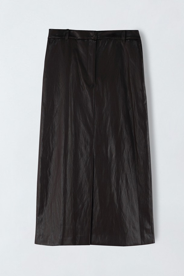 세련된 무드를 연출하는 슬릿 페이크 레더 스커트 S5HW010입니다. 부드러운 촉감의 인조 가죽 소재로 제작되어 편안한 착용감을 선사합니다. H라인의 슬림핏 디자인과 무지 패턴, 블랙 컬러가 어우러져 시크하고 미니멀한 스타일을 완성합니다. 데이트룩, 모임룩, 소개팅룩 등 다양한 TPO에 활용 가능하며, 봄, 가을 시즌에 적합합니다. 허벅지 부분의 슬릿 디테일이 은근한 섹시함을 더합니다.
