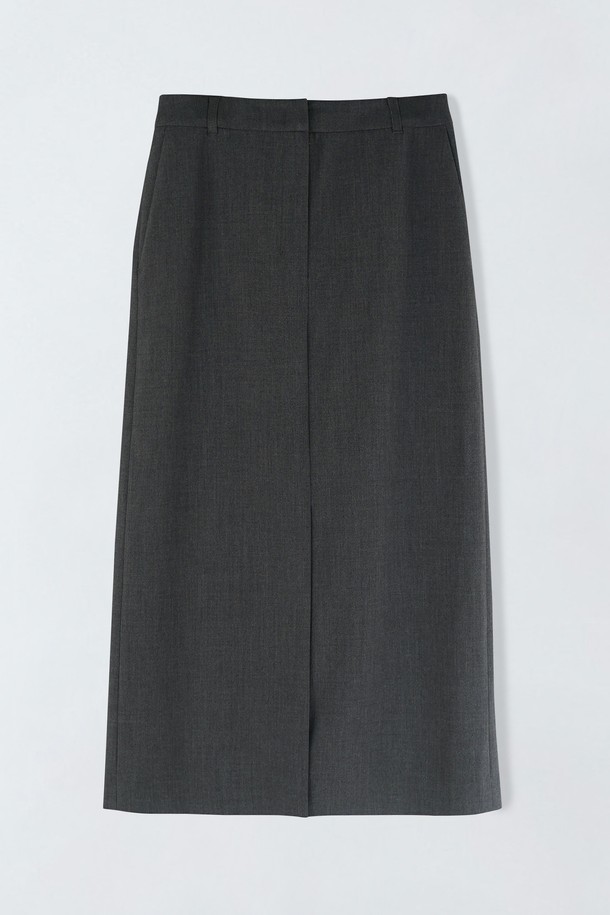 H라인 슬릿 스커트 O5HW001은 여성용으로, 가을과 겨울에 어울리는 미니멀하고 시크한 스타일의 H라인 슬릿 스커트입니다. 다크 그레이와 블랙 두 가지 색상으로 출시되었으며, 오피스룩과 데일리룩에 모두 활용 가능합니다. 폴리에스터, 레이온, 스판 혼방 소재로 제작되어 편안한 착용감을 선사하며, 안감과 주머니가 있어 실용성을 더했습니다. 앞뒤 슬릿 디테일이 특징이며, 비침 걱정 없이 레귤러핏으로 깔끔하게 연출할 수 있습니다.
