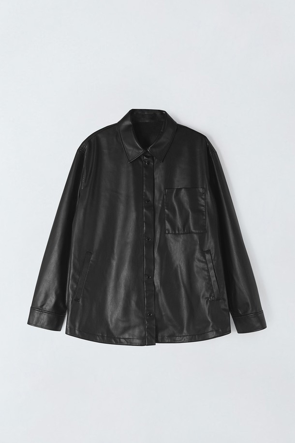 셔츠형 페이크 레더 재킷 N5HW23은 여성 고객을 위한 아우터입니다. 미니멀하고 베이직한 스타일의 블랙 컬러 무지 제품으로, 봄, 가을에 착용하기 좋습니다. 얇은 두께의 인조 가죽 소재로 제작되었으며, 뻣뻣한 촉감과 7부 소매 기장이 특징입니다. 크롭 기장의 레귤러핏으로, 버튼 여밈 방식과 셔츠형 디자인, 포켓 디테일이 돋보입니다. 데이트룩, 모임룩, 미니멀, 시크, 클래식 스타일을 연출하기에 적합합니다.
