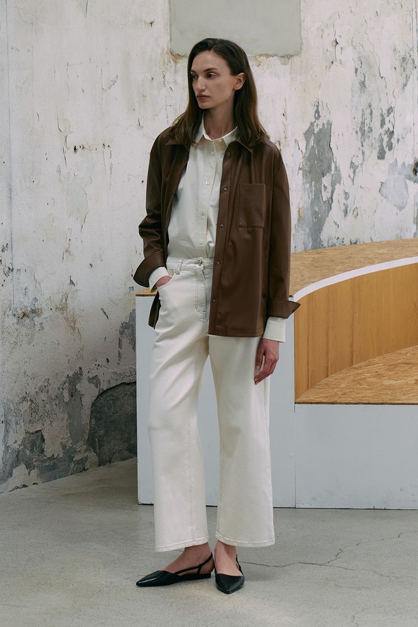 셔츠형 페이크 레더 재킷 N5HW23은 여성 의류로, 봄, 가을에 어울리는 아우터입니다. 미니멀하고 클래식한 스타일을 추구하며, 브라운 컬러의 무지 디자인으로 시크한 매력을 더합니다. 부드러운 촉감의 인조 가죽 소재에 얇은 두께감으로 편안하게 착용 가능하며, 셔츠 디자인과 버튼 여밈 방식이 특징입니다. 데이트룩, 모임룩, 출근룩 등 다양한 TPO에 활용 가능한 레귤러핏의 긴소매 재킷입니다.
