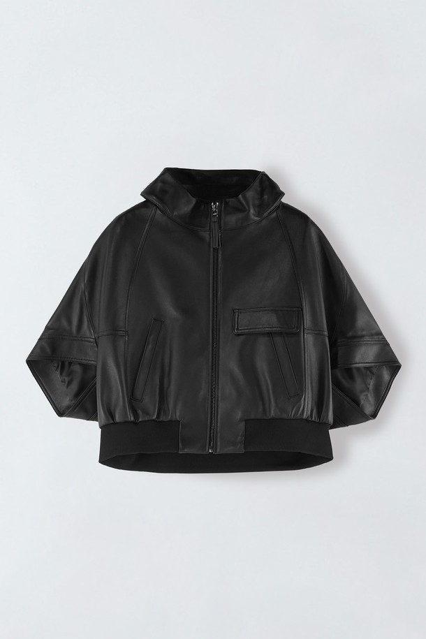 세련된 스타일을 완성하는 5부 소매 레더 숏 재킷 E5HF004입니다. 부드러운 천연가죽 소재로 제작되어 고급스러운 착용감을 선사하며, 미니멀하고 모던한 디자인으로 다양한 룩에 활용하기 좋습니다. 숏 기장과 레귤러 핏으로 다리가 길어 보이는 효과를 주며, 집업 여밈 방식과 주머니, 안감 디테일로 실용성을 더했습니다. 브라운과 블랙 두 가지 컬러로 출시되어 데이트룩, 모임룩 등 TPO에 맞게 시크하고 클래식한 스타일을 연출해보세요. 봄, 가을, 초겨울 시즌에 걸쳐 폭넓게 활용할 수 있는 활용도 높은 아이템입니다.
