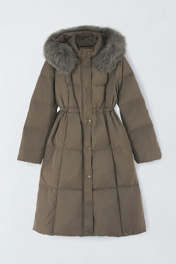 **스트링 덕다운 패딩 E5HW021**은 추운 겨울, 당신의 데일리룩을 책임질 여성 롱 패딩입니다. 아이보리, 베이지 두 가지 색상으로 출시되었으며, 부드러운 촉감의 나일론, 폴리에스테르 혼방 소재로 제작되었습니다. 허리 스트링으로 우아한 실루엣을 연출하며, 넉넉한 두께와 긴 소매 기장으로 뛰어난 보온성을 제공합니다. 클래식하고 미니멀한 디자인에 퍼 트리밍 디테일이 더해져 세련된 겨울 스타일을 완성합니다. 집업 방식으로 편안하게 착용 가능하며, 베이직하면서도 우아한 분위기를 연출하여 다양한 TPO에 활용하기 좋습니다.
