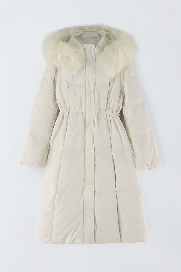 여성용 스트링 덕다운 패딩 E5HW021입니다. 겨울철 데일리룩에 어울리는 베이직 스타일의 롱 기장 패딩으로, 클래식하고 미니멀한 무드를 연출합니다. 블랙, 브라운, 아이보리 세 가지 색상으로 출시되었으며, 덕다운 80%, 덕페더 20% 충전재와 폭스퍼 트리밍으로 보온성을 높였습니다. 집업 스타일의 레귤러핏 디자인으로, 두께감이 있어 겨울철 추위에도 따뜻하게 착용할 수 있습니다. 안감이 있으며, 비침과 신축성은 없습니다.
