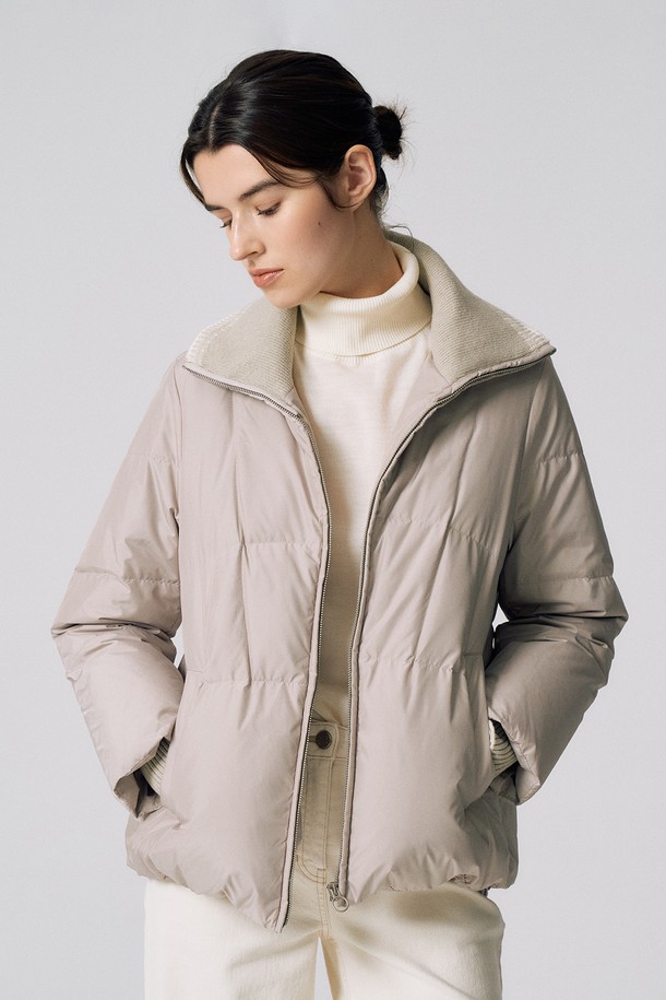 니트 카라 스트링 패딩 E5HW012는 여성용 겨울 패딩입니다. 베이지 및 아이보리 색상으로 출시되었으며, 미니멀하고 베이직한 스타일을 추구하는 분들께 적합합니다. 크롭 기장의 오버핏 디자인으로, 나일론 소재의 부드러운 촉감을 느낄 수 있습니다. 집업 여밈 방식에 니트 카라와 스트링 디테일이 더해져, 출근룩을 포함한 다양한 일상 스타일에 활용하기 좋습니다. 두꺼운 두께감으로 보온성을 높였으며, 숏패딩으로 편안하게 착용 가능합니다.
