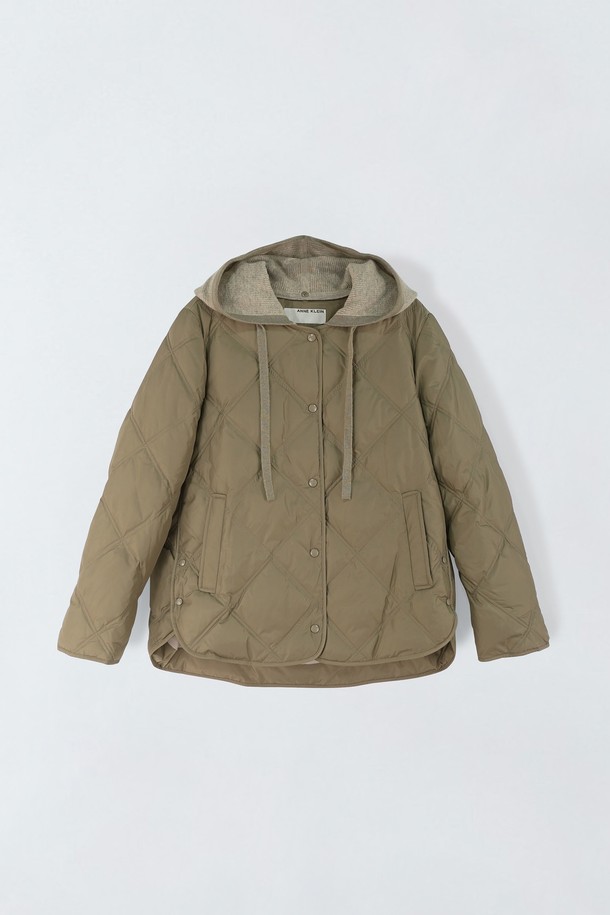 니트 후드 퀼팅 패딩 E5HW002는 여성용 아우터로, 베이지와 카키 두 가지 색상으로 제공됩니다. 캐주얼, 미니멀, 클래식 스타일을 아우르며, 쌀쌀한 겨울 날씨에 따뜻하게 몸을 감싸줍니다. 부드러운 니트 소재에 두꺼운 두께감과 퀼팅 디자인, 후드 디테일이 특징이며, 집업 방식으로 간편하게 착용할 수 있습니다. 크롭 기장과 레귤러핏으로 제작되어 편안하면서도 스타일리시한 집콕룩, 산책룩을 연출하기 좋습니다.
