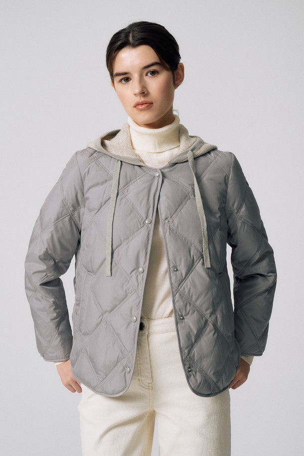 세련된 스타일의 여성 니트 후드 퀼팅 패딩입니다. 부드러운 촉감의 나일론 소재와 두꺼운 두께감으로 겨울철 따뜻함을 선사하며, 캐주얼 및 베이직 스타일을 연출하기 좋습니다. 그레이 컬러의 레귤러핏 크롭 기장으로, 산책룩이나 집콕룩 등 다양한 TPO에 활용 가능합니다. 집업 스타일이며, 후드와 니트 디테일이 돋보이는 디자인으로, 어떤 룩에도 미니멀하고 클래식한 분위기를 더해줍니다. 안감은 패딩 처리되어 보온성을 높였습니다.
