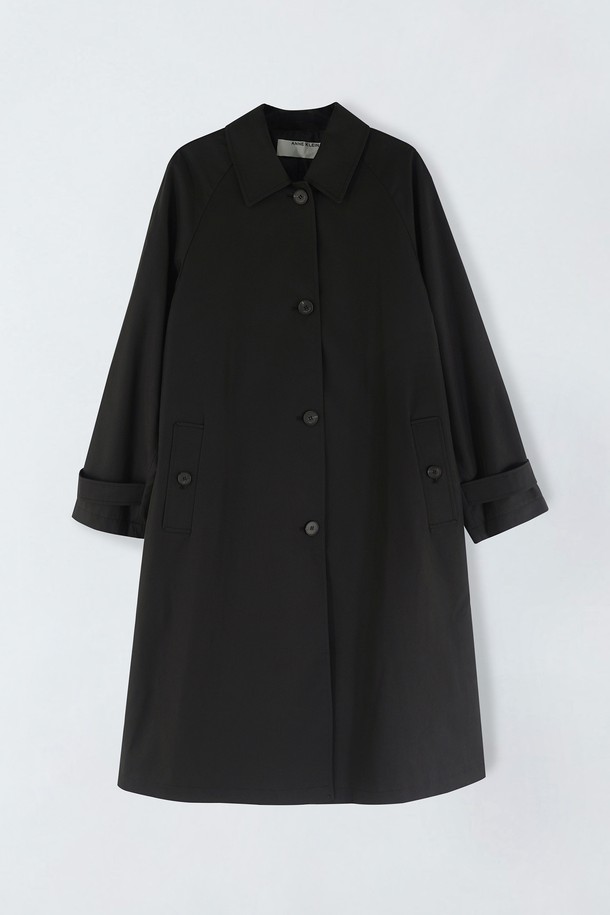 **싱글 버튼 트렌치코트 S5HW003**는 여성용 트렌치코트로, 가을 시즌에 어울리는 클래식 스타일의 아우터입니다. 카키브라운과 블랙 두 가지 색상으로 출시되었으며, 롱 기장에 레귤러핏으로 제작되었습니다. 면과 폴리에스터 혼방 소재로, 보통 두께감에 적당한 신축성을 갖추어 편안한 착용감을 선사합니다. 싱글 버튼 여밈 방식과 레글런 어깨 디자인, 그리고 안감이 있어 더욱 완성도 높은 룩을 연출하며, 출근룩, 오피스룩, 모임룩 등 다양한 TPO에 활용할 수 있습니다. 
