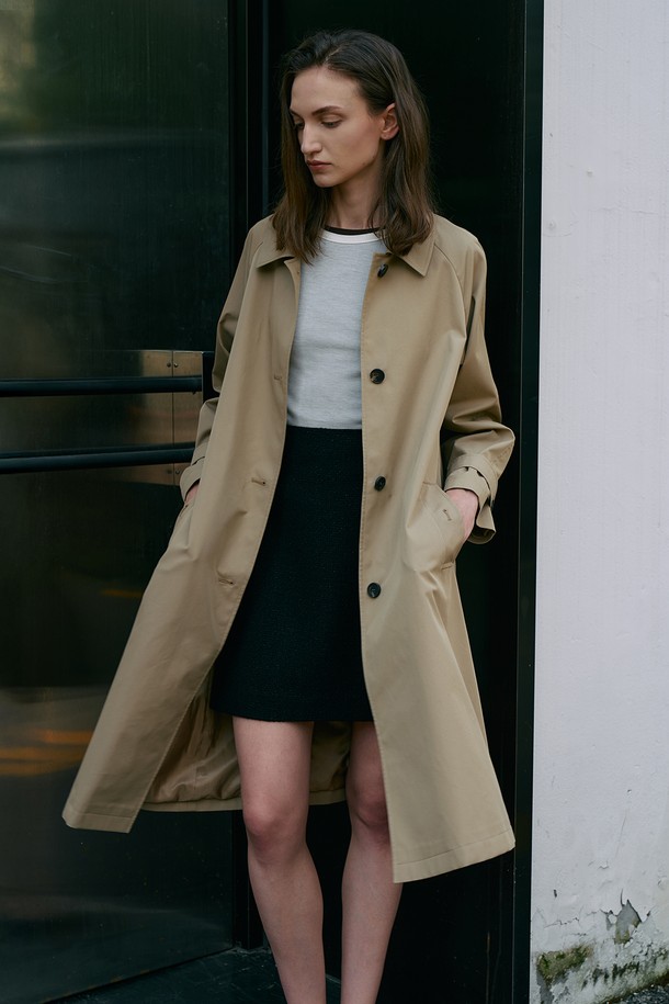 싱글 버튼 트렌치코트 S5HW003은 여성 의류로, 일상, 출근룩, 오피스룩, 데이트룩 등 다양한 상황에 잘 어울리는 클래식한 디자인의 트렌치코트입니다. 카키브라운 컬러의 레귤러 핏, 긴 소매 기장으로 제작되었으며, 무지 패턴에 싱글 버튼 여밈 방식으로 미니멀하고 시크한 스타일을 연출합니다. 봄, 가을 시즌에 적합하며, 담백한 디테일로 어떤 스타일에도 쉽게 매치할 수 있어 활용도가 높습니다.
