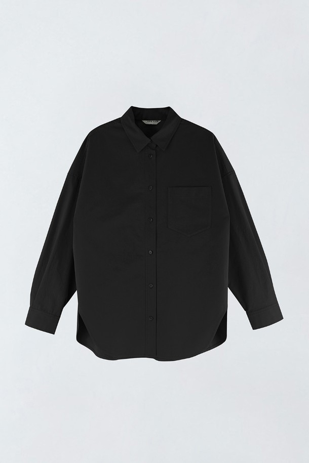 오버핏 코튼 셔츠 S5HW002는 남녀 공용으로 착용 가능한 베이직하고 캐주얼한 스타일의 셔츠입니다. 블랙, 카키 브라운, 아이보리 세 가지 색상으로 출시되었으며, 롱 기장에 차이나칼라 디자인과 가슴 포켓 디테일이 특징입니다. 가을, 겨울 시즌에 적합하며, 출근룩이나 모임룩 등 다양한 TPO에 활용 가능합니다. 면 소재로 제작되어 편안한 착용감을 선사하며, 오버핏으로 트렌디한 스타일을 연출할 수 있습니다. 신축성은 없으며 비침 걱정 없이 착용할 수 있습니다.
