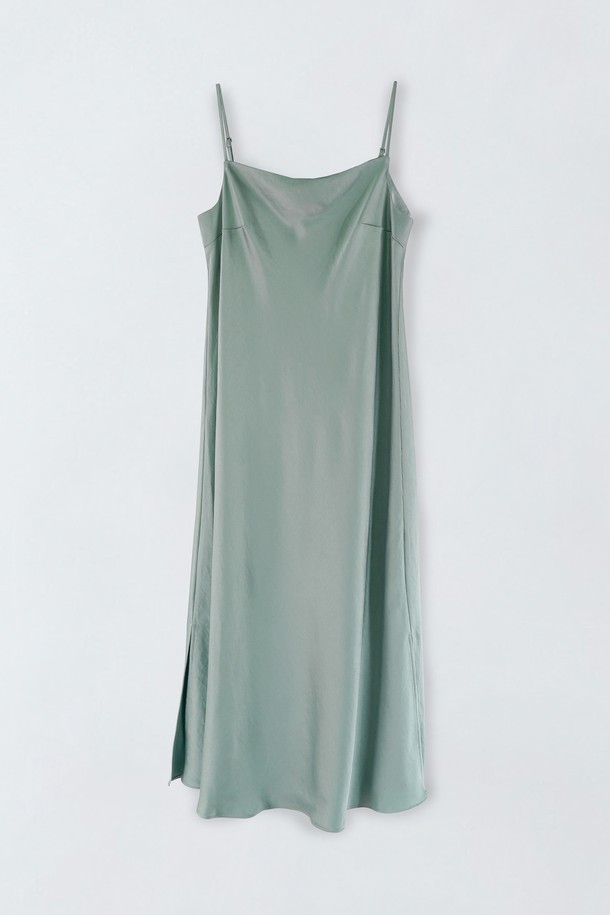 "실키 슬리브리스 원피스 S5HW001"는 부드러운 폴리에스터 소재로 제작되어 우아한 분위기를 연출하는 여성용 슬리브리스 원피스입니다. 라이트민트와 블랙 두 가지 색상으로 제공되며, 얇고 긴 기장감에 루즈핏으로 편안한 착용감을 선사합니다. 라운드넥 디자인과 무지 패턴은 미니멀, 클래식, 로맨틱 등 다양한 스타일을 소화하며 데이트룩과 모임룩에 적합합니다. 비침이 없고 신축성이 없는 디자인으로, 광택감이 더해져 고급스러운 느낌을 줍니다. 봄, 가을 시즌에 활용하기 좋은 아이템입니다.
