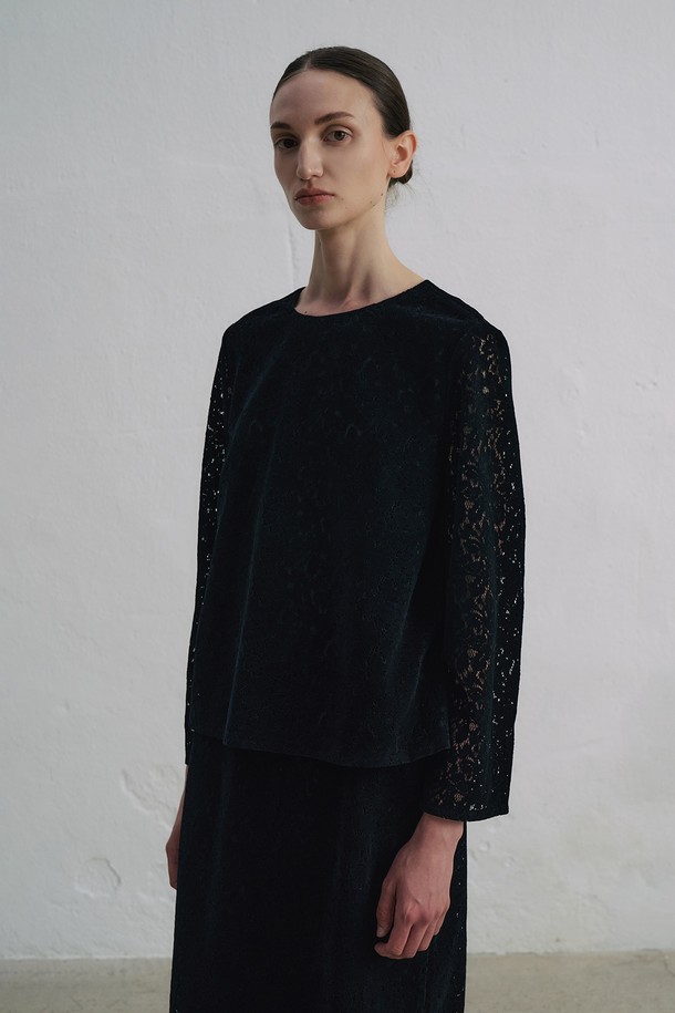 블랙 컬러의 레이스 티 블라우스 N5HW09입니다. 가을, 겨울 시즌에 어울리는 우아한 스타일의 여성 블라우스로, 라운드넥과 긴소매 디자인이 특징입니다. 폴리에스터와 면 혼방 소재로 제작되어 적당한 두께감과 레귤러핏으로 편안하게 착용 가능합니다. 은은한 레이스 디테일이 돋보이며, 안감이 있어 비침 걱정 없이 오피스룩, 모임룩, 데이트룩 등 다양한 TPO에 활용할 수 있습니다. 클래식, 미니멀, 로맨틱 스타일을 즐기는 분들께 추천합니다.
