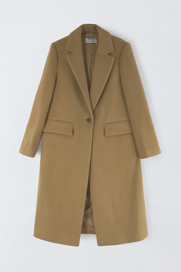 울캐시 싱글 코트 S5HW018은 부드러운 촉감의 울과 캐시미어 혼방 소재로 제작되어 가을과 겨울에 따뜻하게 착용할 수 있는 여성 싱글 코트입니다. 베이지 및 카멜 컬러로 출시되어 미니멀하고 클래식한 스타일을 연출하며, 레귤러핏에 미디엄 기장으로 편안한 착용감을 선사합니다. 테일러드 칼라와 포켓 디테일이 돋보이며, 싱글 버튼 여밈 방식으로 세련된 디자인을 더했습니다. 출근룩, 오피스룩, 모임룩 등 다양한 TPO에 활용할 수 있는 시크한 매력의 코트입니다.
