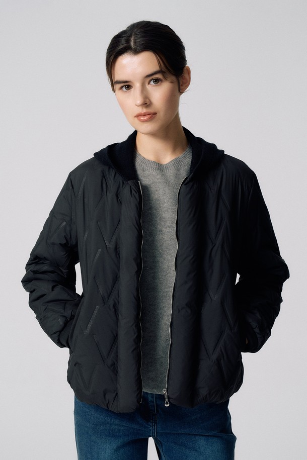 블랙 색상의 여성용 니트 후드 퀼팅 패딩입니다. 겨울철 추위를 막아주는 두꺼운 두께감과 부드러운 촉감이 특징이며, 캐주얼한 스타일을 연출합니다. 퀼팅 디자인과 후드가 더해져 보온성을 높였으며, 레귤러핏으로 편안하게 착용할 수 있습니다. 집업 스타일의 긴 소매 패딩으로, 출근룩과 여행룩 등 다양한 TPO에 활용 가능합니다. 미니멀, 캐주얼, 클래식 스타일을 선호하는 분들께 추천합니다.
