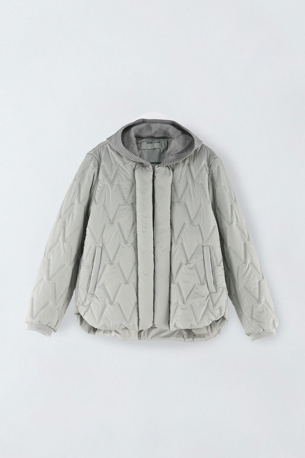 니트 후드 퀼팅 패딩 E5HW027은 여성용 겨울 아우터입니다. 캐주얼 스타일의 루즈핏으로, 퀼팅 패턴과 후드 디자인이 특징입니다. 부드러운 촉감의 나일론 소재로 제작되었으며, 긴 소매와 집업 여밈 방식으로 편안하게 착용할 수 있습니다. 일상생활은 물론, 산책룩이나 집콕룩으로도 활용하기 좋은 아이템입니다. 그레이 컬러의 크롭 기장으로, 미니멀, 클래식한 무드를 연출합니다.
