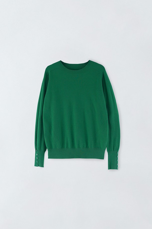 **버튼 소매 라운드 니트 E5HW037**는 부드러운 촉감의 니트 소재로 제작된 여성 상의입니다. 봄, 가을 시즌에 적합하며, 베이직한 스타일의 무지 디자인입니다. 레귤러핏에 라운드넥으로 디자인되었으며, 얇은 두께감으로 편안하게 착용할 수 있습니다. 긴 소매에 버튼 디테일이 포인트로 더해져 미니멀, 클래식, 캐주얼 룩을 연출하기 좋습니다. 데이트룩 또는 출근룩에 활용하기 좋은 아이템입니다.
