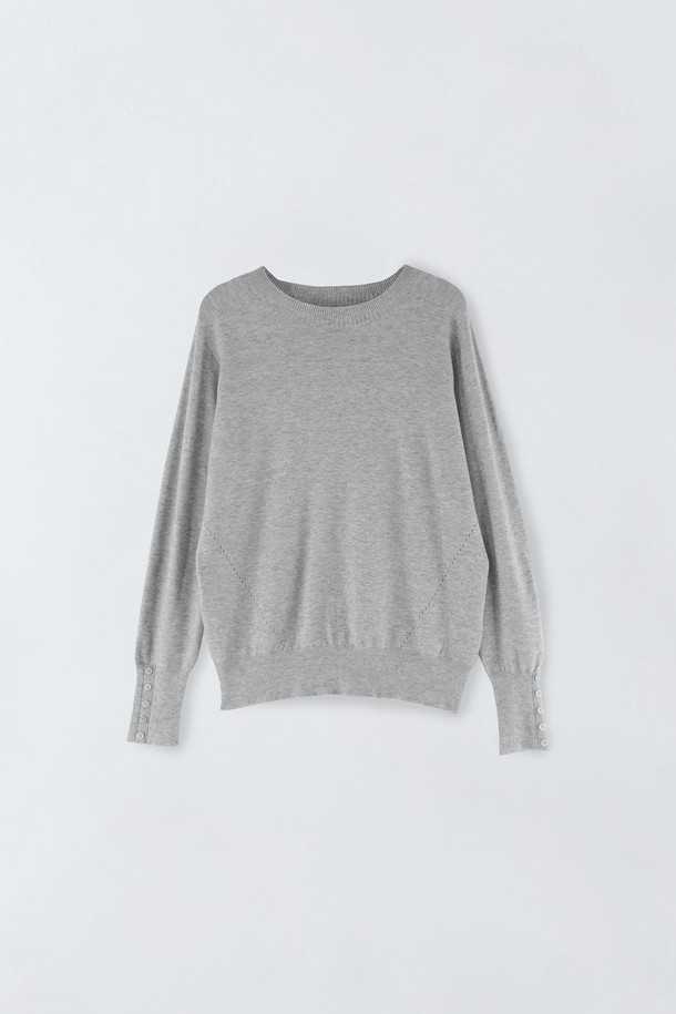 **버튼 소매 라운드 니트 E5HW037**

베이직하고 미니멀한 스타일의 여성용 니트입니다. 부드러운 촉감의 니트 소재로 제작되어 편안하게 착용할 수 있습니다. 라운드넥 디자인에 긴 소매 기장이며, 크롭 기장으로 다리가 길어 보이는 효과를 줍니다. 소매 부분에 버튼 디테일이 더해져 포인트를 줍니다. 봄, 가을 시즌 일상룩에 활용하기 좋은 그레이 컬러의 무지 니트입니다.
