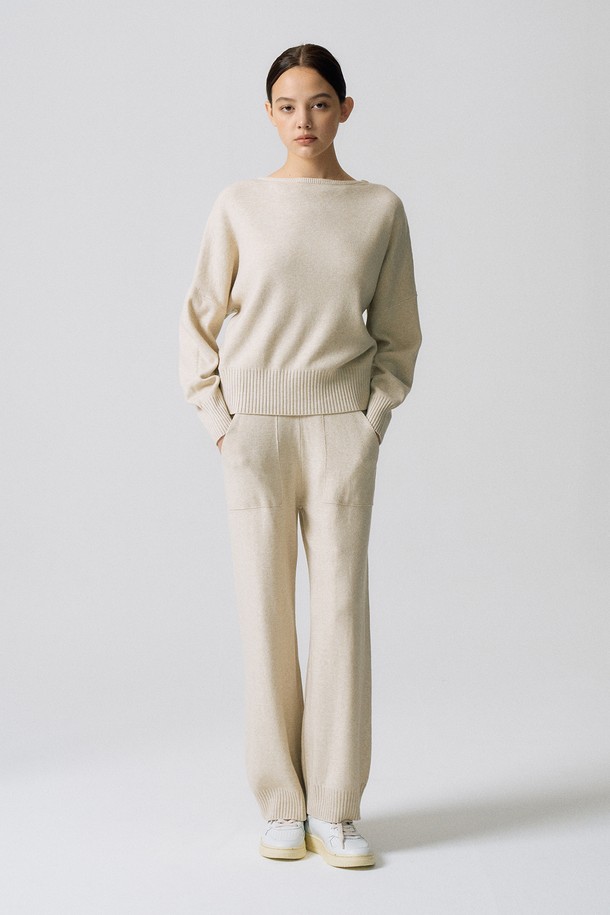 라운드 니트 투피스S5HW023은 가을, 겨울 시즌에 어울리는 여성용 라운드넥 니트 투피스 세트입니다. 부드러운 촉감의 니트 소재로 제작되었으며, 베이지 및 아이보리 컬러로 미니멀하고 베이직한 스타일을 연출합니다. 루즈핏으로 편안한 착용감을 선사하며, 긴소매와 두꺼운 두께감으로 따뜻함을 더했습니다. 무지 디자인으로 다양한 아이템과 매치하기 용이하여 일상복으로 활용하기 좋습니다. 클래식한 무드를 선호하는 여성분들께 추천합니다.
