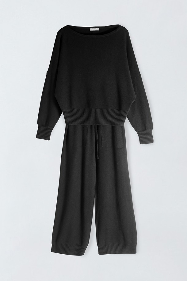 **라운드 니트 투피스** S5HW023는 여성 의류로, 가을, 겨울에 착용하기 좋은 니트 투피스 세트입니다. 베이직하고 미니멀한 스타일로, 출근룩이나 모임룩에 적합합니다. 부드러운 촉감의 두꺼운 니트 소재로 제작되었으며, 블랙 컬러의 무지 디자인에 긴 소매와 라운드넥이 특징입니다. 레귤러핏으로 편안하게 착용 가능하며, 미니멀하고 클래식한 스타일을 연출합니다. 

