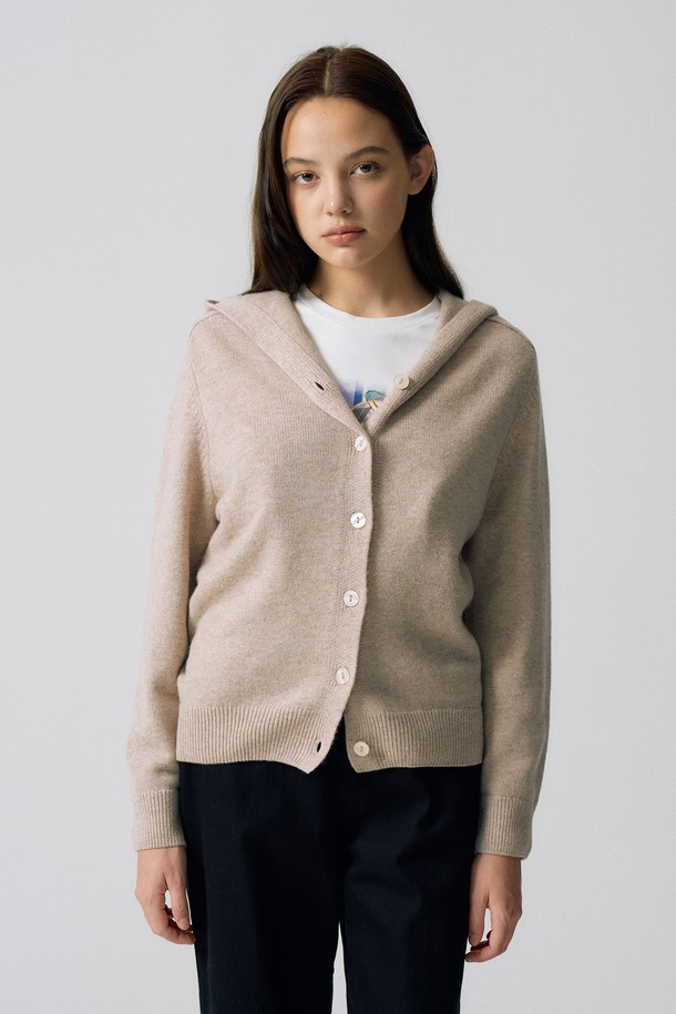 부드러운 울 소재의 여성용 베이지색 후드 가디건입니다. 가을과 겨울에 따뜻하게 입을 수 있도록 두꺼운 두께감으로 제작되었으며, 넉넉한 레귤러핏으로 편안한 착용감을 선사합니다. 미니멀하고 베이직한 디자인으로 다양한 스타일 연출이 가능하며, 촘촘하게 배열된 버튼 디테일이 돋보입니다. 긴 소매 기장과 후드 디자인으로 보온성을 높였으며, 데일리룩에 활용하기 좋은 아이템입니다.
