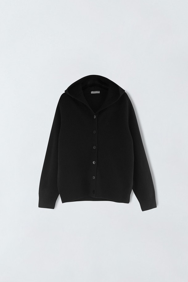 울 버튼 후드 가디건 S5HW036은 여성 고객을 위한 베이직하고 미니멀한 스타일의 상의입니다. 부드러운 촉감의 울 소재로 제작되어 가을과 겨울에 따뜻하게 착용할 수 있습니다. 블랙 컬러의 무지 디자인에 긴 소매와 레귤러 핏으로 편안함을 더했습니다. 후드 네크라인과 버튼 디테일이 포인트이며, 두께감 있는 크롭 기장의 가디건입니다. 미니멀하고 클래식한 스타일을 연출하기에 좋습니다.
