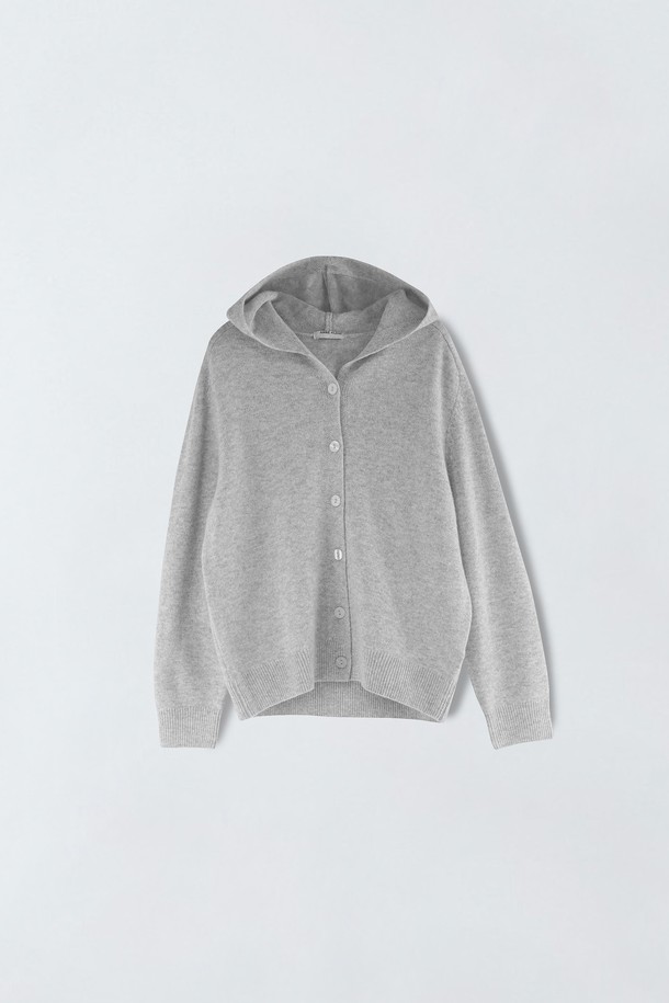 **울 버튼 후드 가디건 S5HW036**

부드러운 촉감의 울 소재로 제작된 여성용 후드 가디건입니다. 베이직하고 캐주얼한 스타일로, 가을과 겨울에 따뜻하게 착용하기 좋습니다. 레귤러핏 크롭 기장으로, 다양한 하의와 매치하기 용이합니다. 그레이 컬러에 무지 패턴으로, 어떤 룩에도 자연스럽게 어울립니다. 버튼 디테일과 후드 디테일이 포인트이며, 출근룩, 캐주얼, 클래식, 미니멀 스타일 연출에 활용할 수 있습니다.
