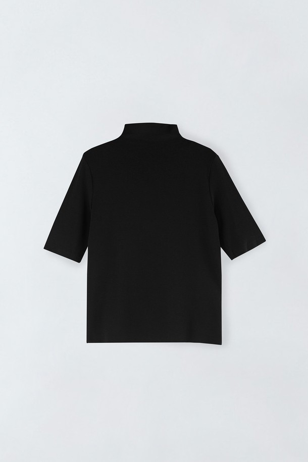 모크넥 하프소매 티셔츠 S5HW042는 베이직하고 미니멀한 스타일을 추구하는 분들을 위한 일상복입니다. 부드러운 면 소재로 제작되어 편안한 착용감을 선사하며, 얇은 두께감으로 봄, 여름 시즌에 시원하게 입을 수 있습니다. 블랙 컬러의 무지 디자인에 레귤러핏으로 제작되어 다양한 하의와 매치하기 용이합니다. 산책룩이나 캐주얼한 스타일 연출에 적합한 모크넥 반소매 티셔츠입니다.
