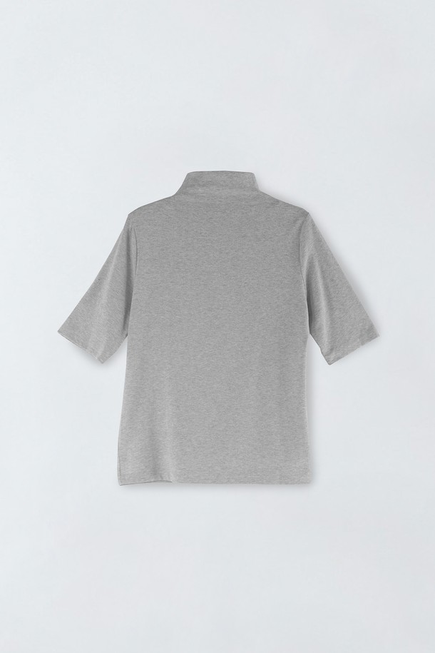 모크넥 하프소매 티셔츠 S5HW042는 여성 의류로, 부드러운 면 소재로 제작되어 편안한 착용감을 선사합니다. 베이직하고 미니멀한 스타일의 그레이 컬러 크롭 기장 티셔츠로, 봄, 여름 시즌 데이트룩이나 봄 소풍룩에 적합합니다. 레귤러핏 디자인에 모크넥 라인과 반소매 기장이 특징이며, 미니멀, 캐주얼, 클래식 스타일을 연출하기 좋습니다. 얇은 두께감으로 시원하게 착용할 수 있으며, 활용도 높은 데일리 아이템입니다.
