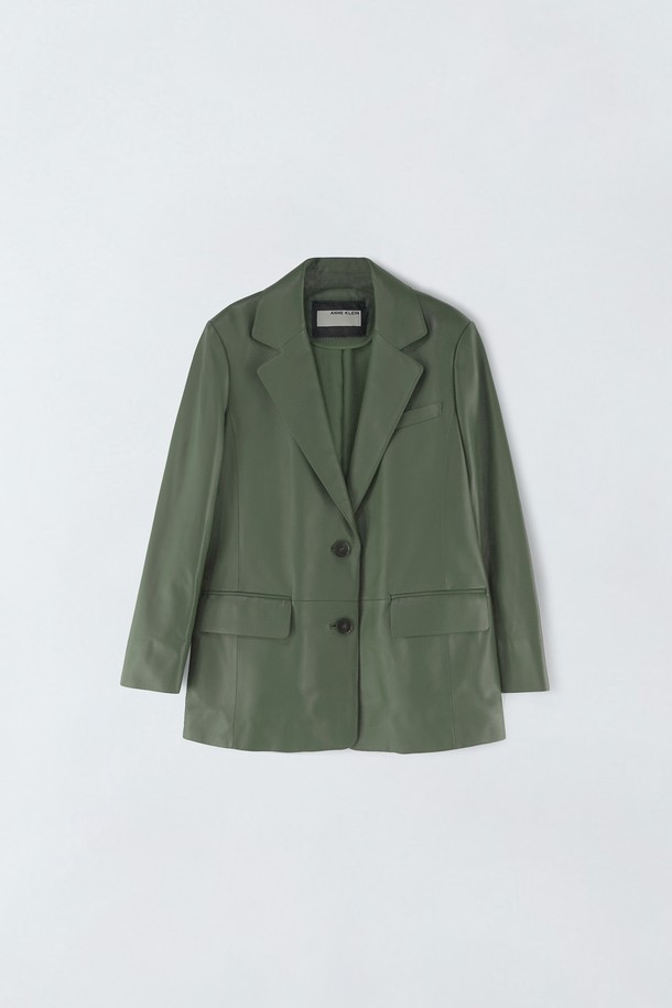 **램스킨 레더 재킷 E5HW046**은 부드러운 램스킨 소재의 크롭 재킷입니다. 카키와 올리브 그린 두 가지 색상으로 출시되었으며, 미니멀하고 클래식한 스타일을 연출합니다. 7부 소매와 노칼라 디자인, 싱글 버튼 여밈, 레귤러 핏으로 제작되어 세련된 실루엣을 선사하며, 포켓 디테일이 돋보입니다. 데이트룩, 모임룩, 출근룩 등 다양한 TPO에 활용 가능한 아이템으로, 시크하고 미니멀한 스타일을 즐기는 여성분들께 추천합니다. 봄, 가을 시즌에 활용하기 좋은 얇은 두께감의 레더 재킷입니다.
