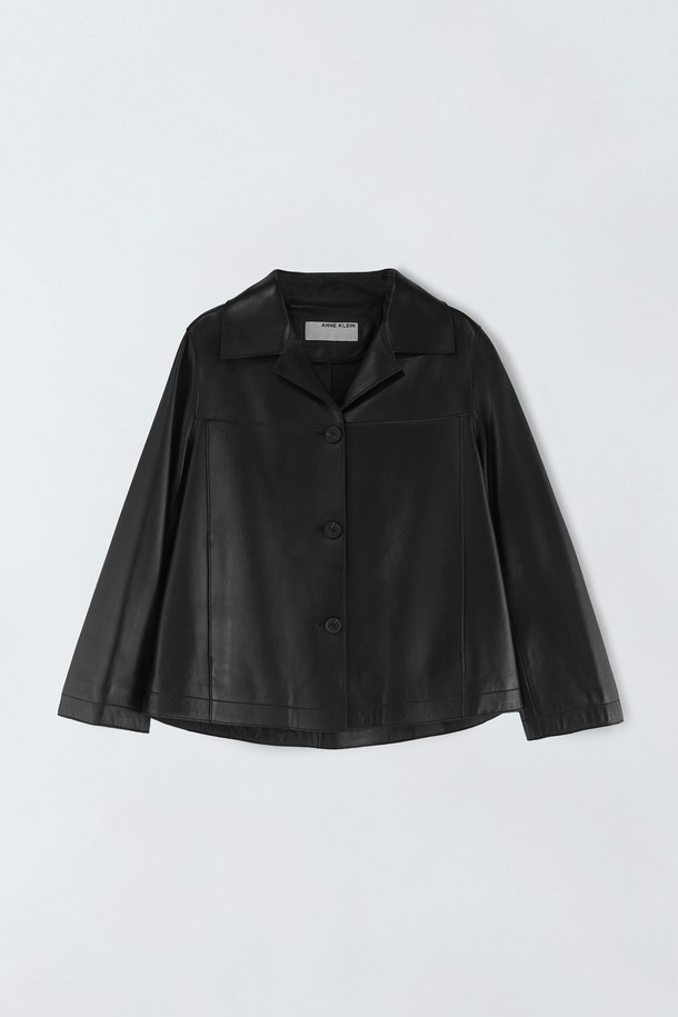 **램스킨 레더 싱글 재킷 E5HW045**는 부드러운 램스킨 소재로 제작되어 은은한 광택과 고급스러운 촉감을 선사합니다. 미니멀하고 클래식한 디자인에 블랙 컬러가 더해져 어떤 옷에도 잘 어울리는 활용도 높은 아이템입니다. 크롭 기장과 싱글 버튼 여밈으로 세련된 실루엣을 연출하며, 레귤러핏으로 편안하게 착용 가능합니다. 봄, 가을 시즌 오피스룩, 출근룩, 모임룩 등 다양한 TPO에 맞춰 시크하고 세련된 스타일을 완성해 보세요. 긴 소매 기장과 얇은 두께감으로 간절기에도 부담 없이 즐길 수 있습니다.
