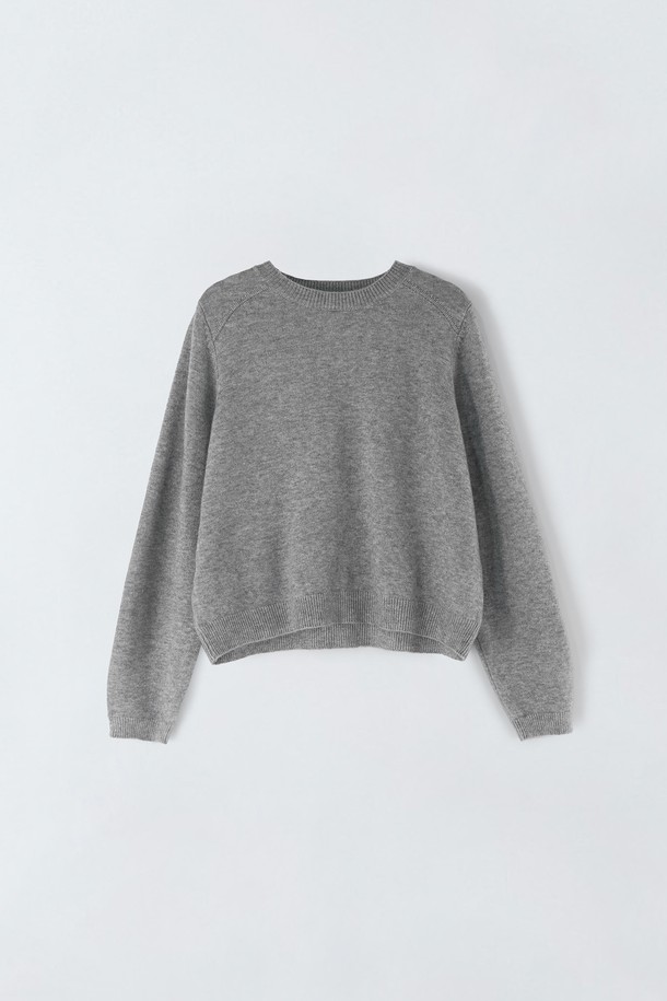 그레이 컬러의 레귤러핏 라운드 니트 S5HW024는 가을, 겨울 시즌에 어울리는 여성 의류입니다. 부드러운 니트 소재로 제작되어 편안한 착용감을 선사하며, 베이직하고 미니멀한 스타일을 연출합니다. 크롭 기장의 긴소매 디자인으로, 출근룩이나 모임룩 등 다양한 TPO에 활용 가능합니다. 미니멀, 클래식, 캐주얼 스타일을 즐겨 입는 분들께 추천하며, 무지 디자인으로 어떤 옷에도 쉽게 매치할 수 있습니다. 얇은 두께감으로 간절기에도 부담 없이 착용할 수 있습니다.
