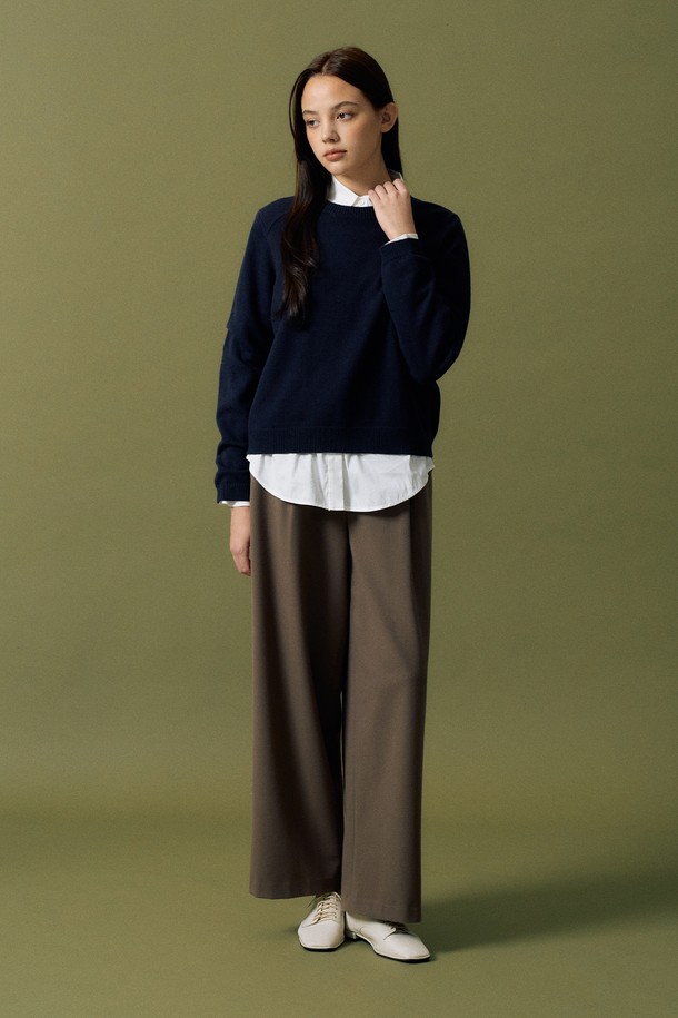 네이비 컬러의 레귤러핏 라운드 니트 S5HW024는 가을, 겨울 시즌에 어울리는 여성용 상의입니다. 부드러운 울 소재로 제작되어 포근한 착용감을 선사하며, 두꺼운 두께감으로 보온성을 높였습니다. 베이직하고 미니멀한 디자인으로 다양한 스타일 연출이 가능하며, 특히 출근룩에 클래식하고 세련된 느낌을 더해줍니다. 긴 소매와 라운드넥 디자인으로 깔끔하면서도 단정한 분위기를 연출할 수 있습니다. 무지 패턴의 레귤러핏 니트로, 어떤 하의와도 쉽게 매치하여 미니멀, 캐주얼 스타일을 완성할 수 있습니다.
