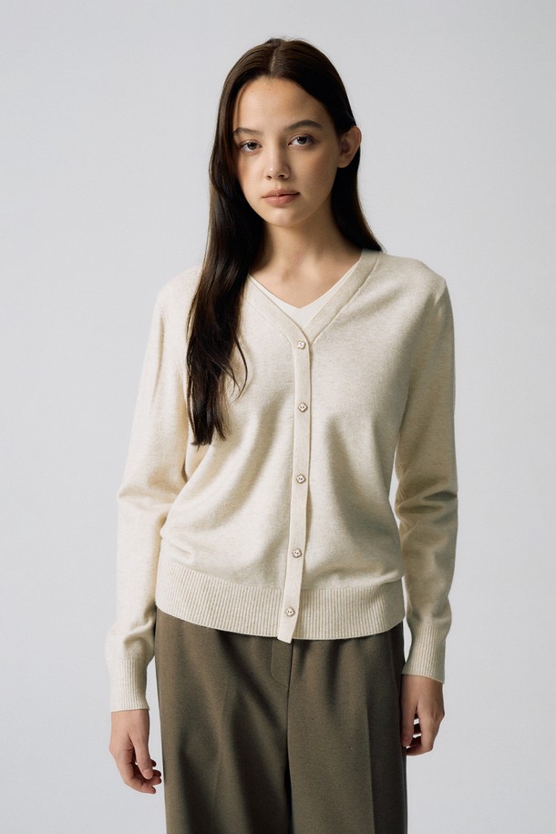 브이넥 레이어드 가디건형 니트 S5HW031은 여성용 니트/스웨터로, 봄, 가을에 착용하기 좋은 아이보리 컬러의 얇은 두께감을 가진 제품입니다. 베이직하고 미니멀한 스타일로, 레귤러핏의 긴소매 디자인이 특징입니다. 부드러운 촉감의 니트 소재로 제작되었으며, 브이넥 라인과 레이어드 디자인, 가디건형으로 다양한 연출이 가능합니다. 데일리룩에 활용하기 좋은 아이템으로, 미니멀하고 클래식한 스타일을 선호하는 분들께 추천합니다.
