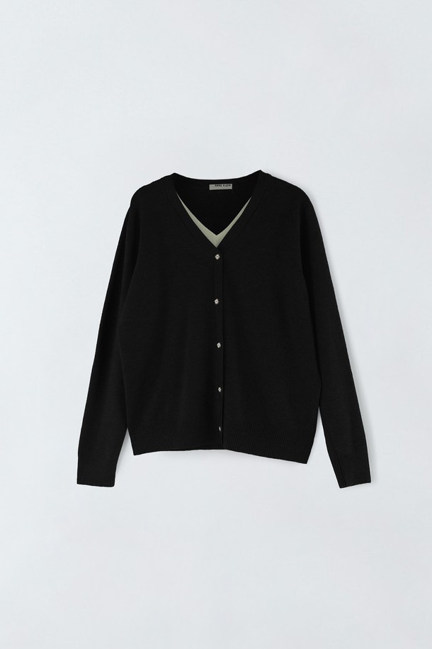 브이넥 레이어드 가디건형 니트 S5HW031은 여성용 상의로, 봄, 가을에 어울리는 베이직 스타일의 크롭 기장 니트/스웨터입니다. 부드러운 촉감의 얇은 두께로 제작되었으며, 블랙 컬러의 무지 패턴으로 미니멀, 클래식, 캐주얼 스타일을 연출하기 좋습니다. 브이넥 디자인과 레이어드, 가디건형 디테일이 특징이며, 긴소매와 레귤러핏으로 편안하게 착용할 수 있습니다. 데일리룩에 활용하기 좋은 아이템입니다.
