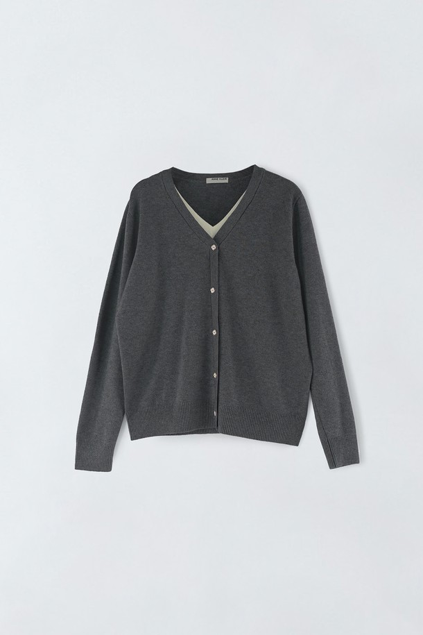 **브이넥 레이어드 가디건형 니트 S5HW031**은 여성용 니트/스웨터로, 봄, 가을에 착용하기 좋은 얇은 두께의 크롭 기장입니다. 베이직하고 미니멀한 스타일로, 부드러운 촉감의 니트 소재에 레이어드 디자인과 가디건형 버튼 디테일을 더했습니다. 브이넥 라인과 긴 소매, 레귤러 핏으로 제작되어 다양한 룩에 활용하기 좋습니다. 그레이 컬러의 무지 디자인으로 미니멀, 클래식, 캐주얼 스타일을 연출할 수 있습니다.
