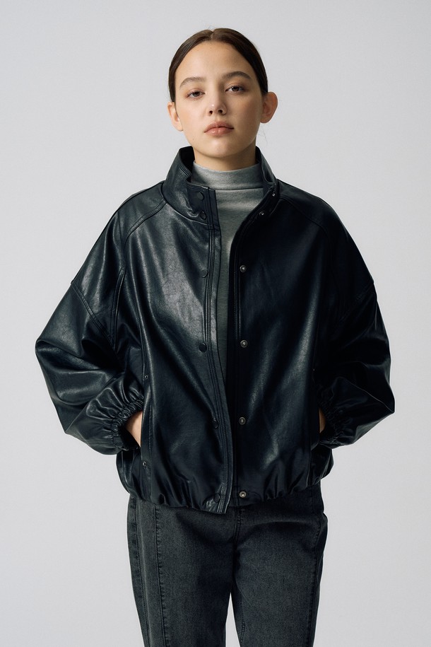 세련된 스타일을 연출하는 하이넥 페이크레더 점퍼 S5HW033입니다. 여성 의류로, 가을과 겨울에 어울리는 두꺼운 두께감의 블랙 컬러 점퍼입니다. 미니멀하고 베이직한 디자인으로 일상에서 폭넓게 활용 가능하며, 오버핏으로 편안한 착용감을 선사합니다. 하이넥 디자인과 스냅 버튼 디테일이 시크한 포인트를 더하며, 긴 소매 기장과 뻣뻣한 촉감의 인조 가죽, 페이크레더 소재로 제작되었습니다.
