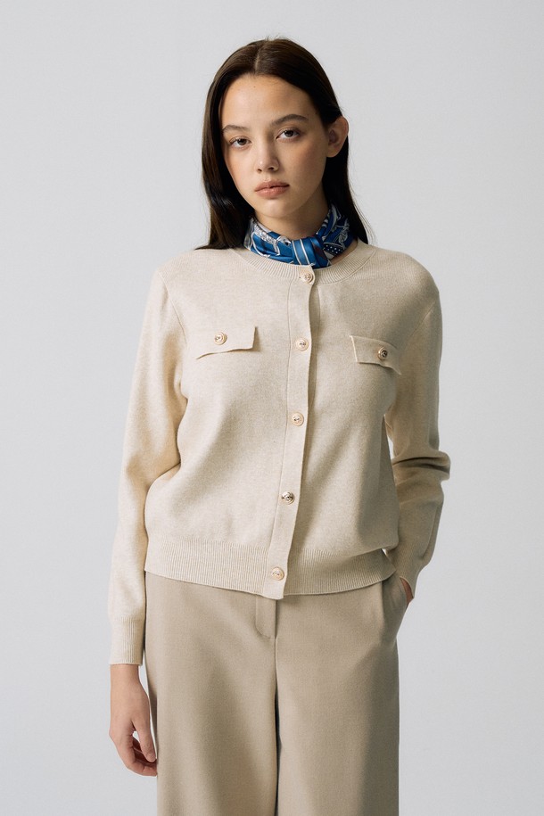 부드러운 니트 소재의 라운드넥 가디건입니다. 아이보리와 베이지 두 가지 색상으로, 봄, 가을에 활용하기 좋은 얇은 두께감입니다. 베이직하고 미니멀한 디자인으로, 데이트룩, 출근룩 등 다양한 TPO에 매치하기 좋습니다. 레귤러핏에 긴 소매 기장이며, 버튼 디테일이 돋보입니다. 미니멀, 클래식, 캐주얼 스타일을 즐기는 여성분들께 추천합니다.
