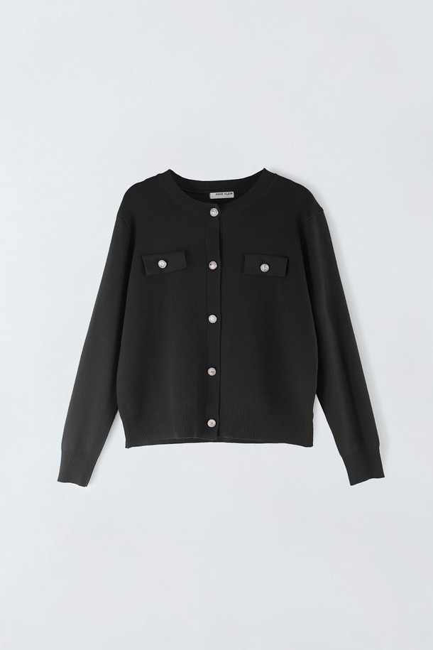 세련된 무드의 라운드 니트 가디건 S5HW029입니다. 부드러운 니트 소재로 제작되어 편안한 착용감을 선사하며, 봄, 가을 시즌에 활용하기 좋습니다. 크롭 기장에 미니멀하고 베이직한 디자인으로 다양한 스타일 연출에 용이하며, 실버 버튼 디테일이 포인트입니다. 라운드넥과 긴 소매 디자인으로 여성스러운 실루엣을 강조하며, 데이트룩, 모임룩, 캐주얼 룩 등 폭넓게 활용할 수 있습니다. 레귤러핏으로 제작되어 편안하면서도 세련된 핏을 연출합니다.
