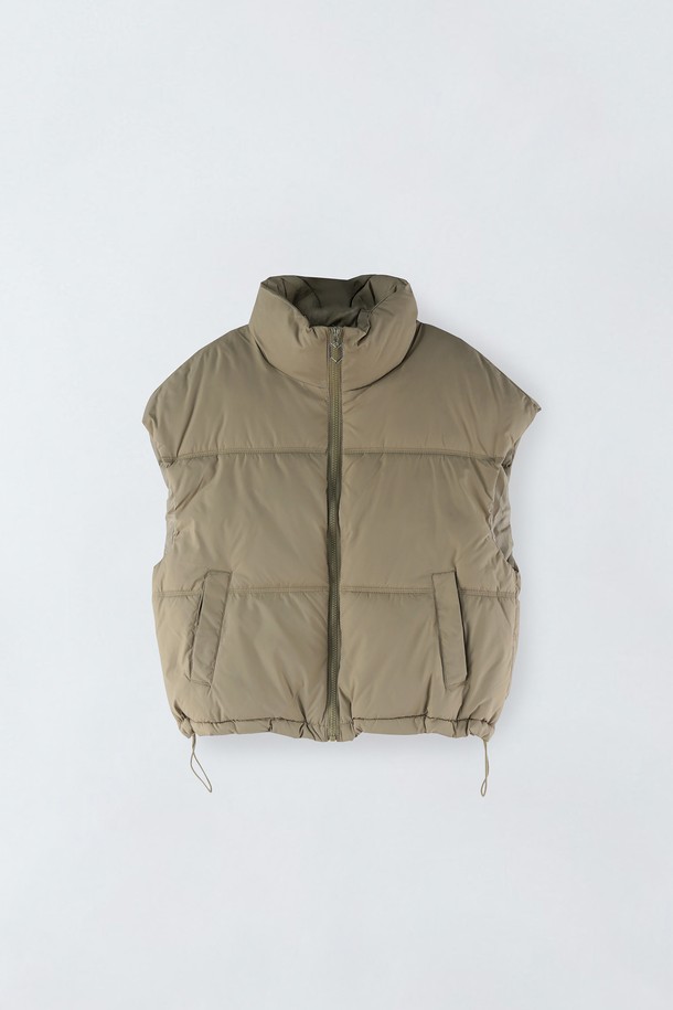 스트링 집업 패딩 베스트 S5HW020은 겨울철 출근룩을 위한 캐주얼, 미니멀, 클래식 스타일의 공용 베스트입니다. 넉넉한 두께감과 부드러운 촉감의 나일론 소재로 제작되었으며, 무지 디자인에 퀼팅 디테일과 하이넥으로 포인트를 더했습니다. 집업 여밈 방식으로 간편하게 착용 가능하며, 레귤러핏으로 편안한 착용감을 선사합니다. 데일리룩으로 활용하기 좋은 블랙 컬러의 베이직한 아이템입니다.
