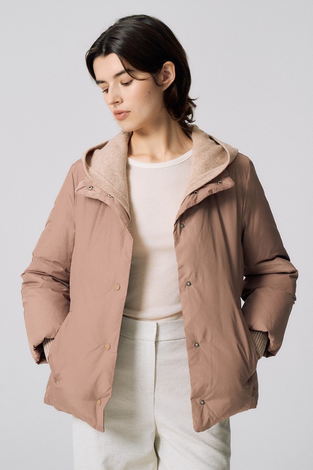 **니트 레이어드 덕다운 E5HW030**은 여성스러운 겨울 스타일을 완성하는 아우터입니다. 베이지와 브라운 컬러로 출시되었으며, 캐주얼 및 미니멀 무드를 연출합니다. 안감은 부드러운 니트 소재로 제작되었으며, 넉넉한 오버핏 크롭 기장으로 편안한 착용감을 선사합니다. 집업 스타일의 덕다운 코트로, 보온성과 경량성을 갖춰 집콕룩으로 활용하기 좋습니다.
