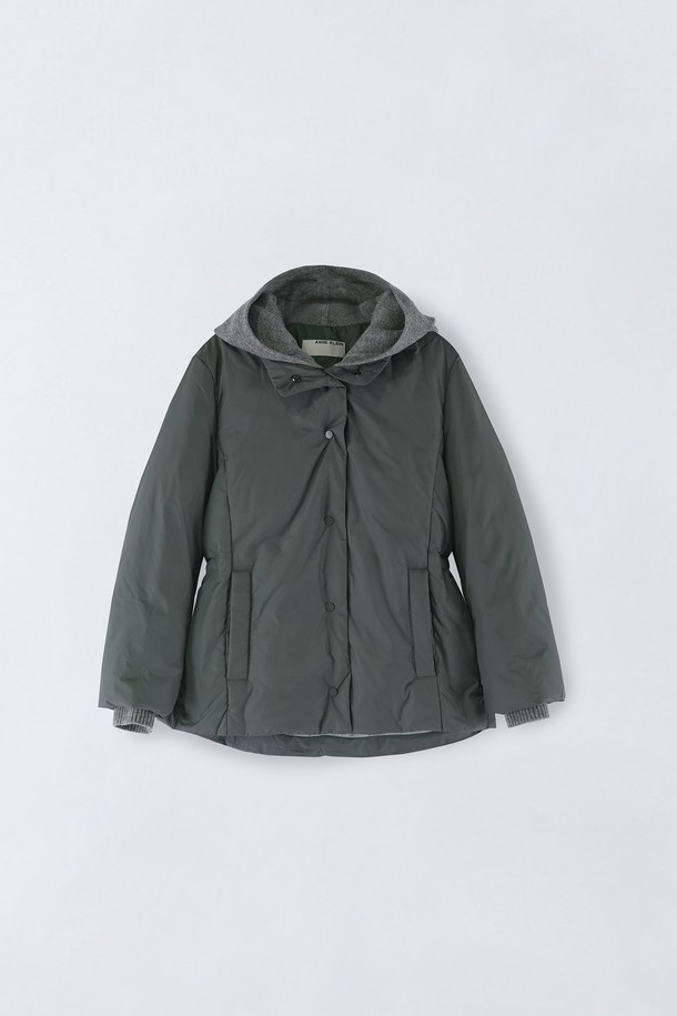 니트 레이어드 덕다운 E5HW030은 여성스러운 캐주얼 스타일을 연출하는 겨울철 필수 아우터입니다. 두꺼운 두께감과 부드러운 촉감의 나일론 소재로 제작되어 뛰어난 보온성과 방풍 기능을 제공합니다. 오버핏 디자인에 그린 컬러, 무지 패턴으로 어떤 옷에도 쉽게 매치할 수 있습니다. 니트 레이어드와 후드 디테일이 더해져 트렌디한 감각을 더하며, 집업 여밈 방식으로 간편하게 착용 가능합니다. 크롭 기장과 긴 소매가 특징이며, 일상에서 편안하게 즐기기 좋습니다.
